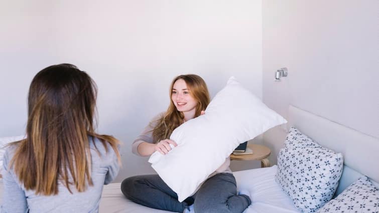 health tips how often to change pillow cover know best time Pillow Cover: कितने दिन में बदल लेना चाहिए तकिए का कवर? की लापरवाही तो इतनी ज्यादा बिगड़ सकती है तबीयत