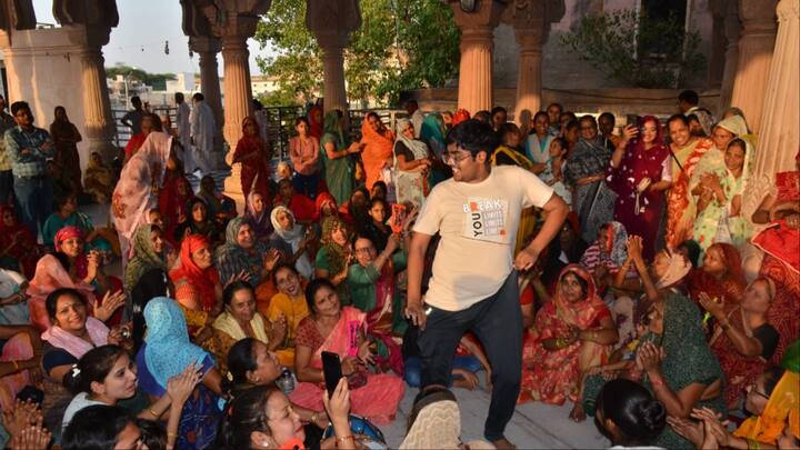 गंगा दशहरा पर्व पर श्री बांके बिहारी जी मंदिर में महिलाएं ढोलक की थाप पर भजन के साथ नृत्य करती दिखाई दी.
