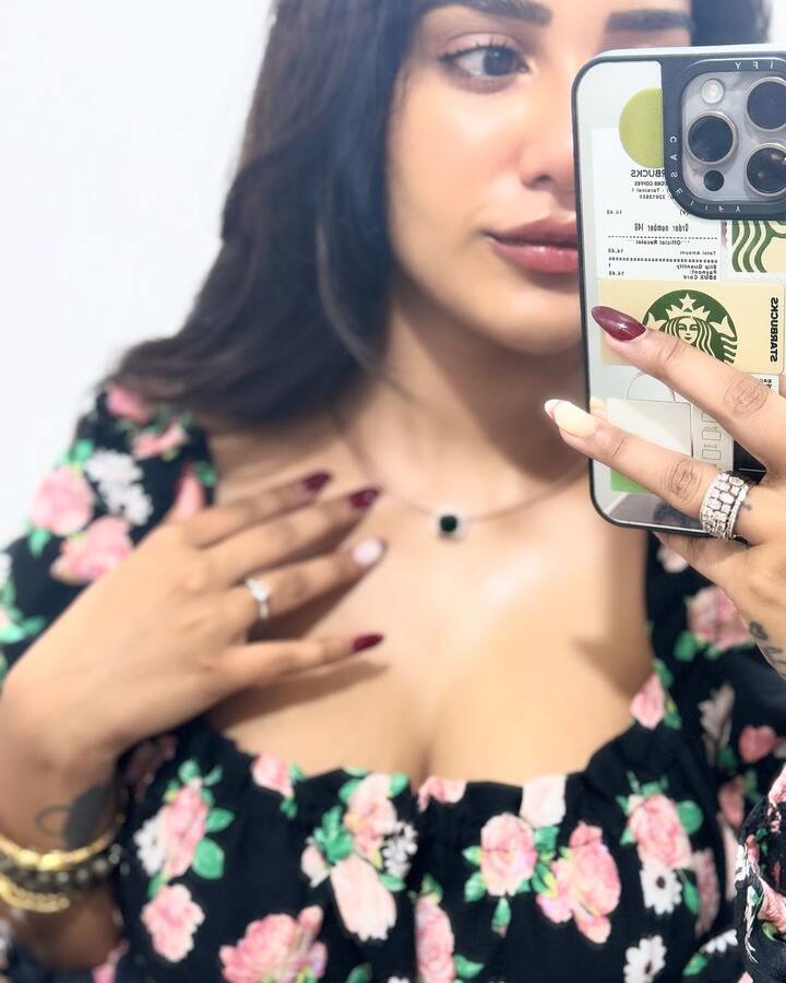 బండారు సుప్రీత.. ఈ పేరు నెటిజన్లకు పెద్దగా తెలియకపోవచ్చు. కానీ, క్యారెక్టర్ ఆర్టిస్టు సురేఖ వాణీ కూతురు అనగానే ఠక్కున గుర్తొస్తుంది. తల్లితో కలిసి సోషల్ మీడియాలో ఆమె చేసే రచ్చ ఆహా అనిపిస్తుంది. Photos Credit: Bandaru Supritha/Instagram