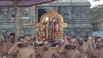 Kanchipuram varadharaja Perumal temple festival held on today tnn காஞ்சிபுரம் வரதர் கோயிலில் திருவடி கோவில் புறப்பாடு: அதிகாலையிலேயே குவிந்த பக்தர்கள்..!