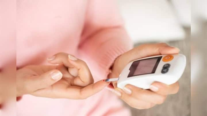 Diabetes Risk: डायबिटीज खराब लाइफस्टाइल और गलत खानपान की वजह से तेजी से बढ़ रहा है. आज पूरी दुनिया में बड़ी संख्या में लोग इस बीमारी की चपेट में हैं. युवा भी इसका शिकार बन रहे हैं.