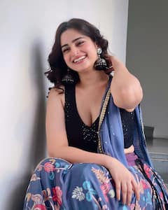 Ayesha Khan: కుర్రాళ్ల గుండె గుల్ల చేస్తున్న.. ఈ అయేషా ఖాన్ ఎవరు? ఈమె చేతి నిండా సినిమాలే!