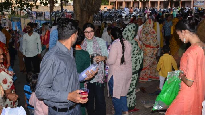 गंगा दशहरे पर भरतपुर के श्री बांके बिहारी जी के प्राचीन मंदिर में श्रद्धालुओं की भारी भीड़ देखी गई. पतंगों की झांकी सजावट ने सबका ध्यान अपनी ओर खींचा.