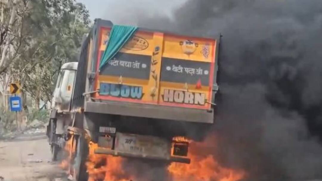 Jhajjar: दो ट्रकों के बीच जोरदार टक्कर के बाद भीषण आग, बनीं आग का गोला, देखें खौफनाक वीडियो Video Two trucks met with an accident Caught fire in Haryanas Jhajjar Jhajjar: दो ट्रकों के बीच जोरदार टक्कर के बाद भीषण आग, बनीं आग का गोला, देखें खौफनाक वीडियो