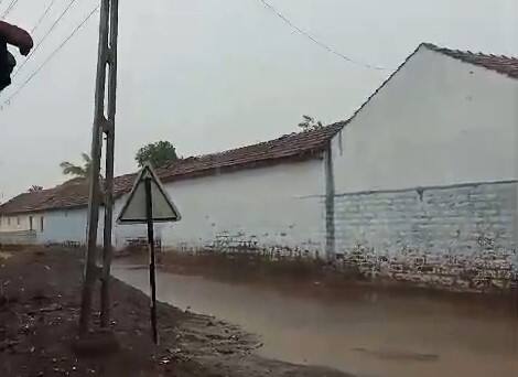 Rain with lightning in rural areas of Savarkundla Amreli Amreli Rain: અમરેલીના સાવરકુંડલાના ગ્રામ્ય વિસ્તારોમાં વીજળીના કડાકા સાથે વરસાદ