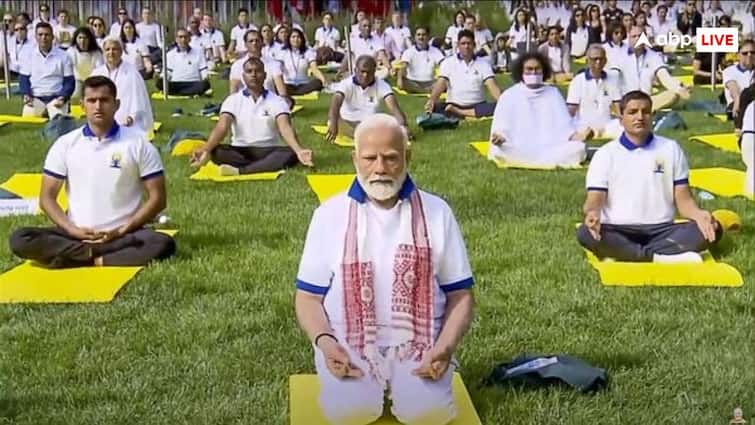 International Yoga Day 2024 PM Modi yoga guru hr nagendra know all about him Yoga Day 2024: पीएम मोदी ने दुनिया को दी सीख, लेकिन उन्हें कौन कराता है योग? जानें उनके योग गुरु का नाम