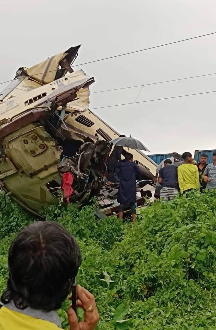 மேற்கு வங்கத்தில் சியாஸ்டா செல்வதற்காக நின்று கொண்டிருந்த கஞ்சன்ஜங்கா பயணிகள் விரைவு ரயில் மீது சரக்கு ரயில் மோதி விபத்து நிகழ்ந்துள்ளது.
