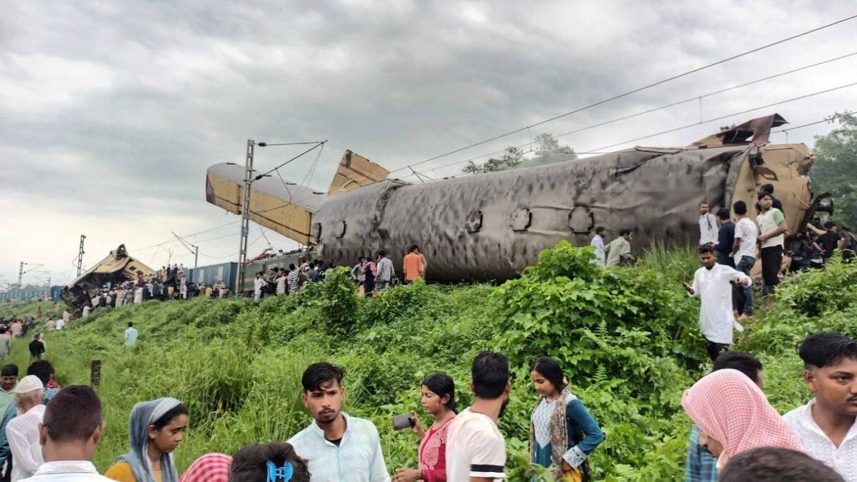 जलपाईगुड़ी रेल हादसा: रेल मंत्री अश्विनी वैष्णव ने मृतकों के परिजनों को 10-10 लाख रुपये की आर्थिक मदद का ऐलान किया