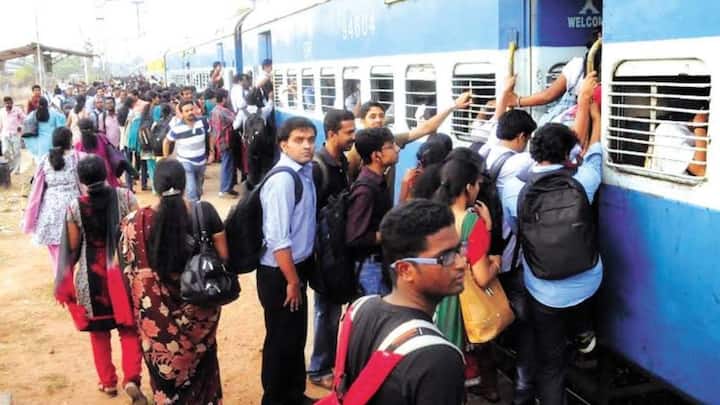 अगर किसी को बहुत जल्दी में किसी ट्रेन को पकड़ना हो तो. वह प्लेटफार्म टिकट लेकर भी ट्रेन में चढ़ सकता है. ट्रेन में चढ़ने के बाद वह टीटीई से पूरी यात्रा के लिए शुल्क चुकाकर टिकट बनवा सकता है.