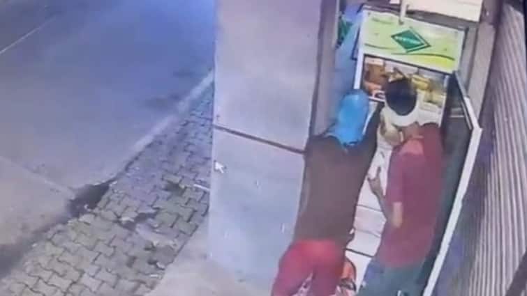 Meerut News Thieves stole packets of curd milk from the fridge Incident recorded in CCTV ann मेरठ में सीसीटीवी में कैद अनोखी चोरी, फ्रिज नहीं उठा तो दूध और दही के पैकेट ले गए चोर