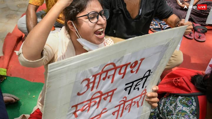 अग्निपथ योजना एक टूर ऑफ़ ड्यूटी स्टाइल योजना है, जिसे सितंबर 2022 में सशस्त्र बलों की तीनों सेवाओं में कमीशन प्राप्त अधिकारियों से नीचे के रैंक के सैनिकों की केवल चार साल की भर्ती के लिए लागू किया गया था.