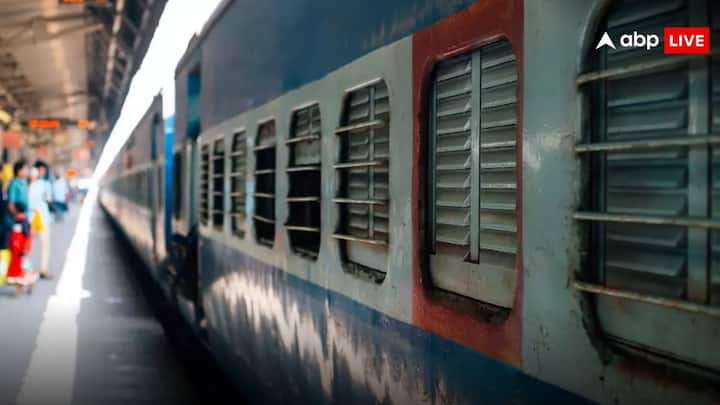 Railway Passenger Rights: भारतीय रेलवे में यात्रियों को जहां कुछ नियमों का पालन करना होता है तो वहीं भारतीय रेलवे द्वारा उन्हें कुछ अधिकार प्राप्त हैं. जिनका वह सफर के दौरान इस्तेमाल कर सकते हैं.