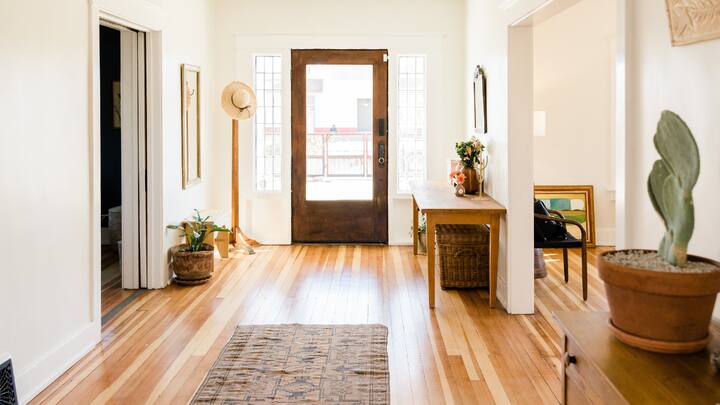 Recognise your needs and space: Consider your individual needs carefully before starting the decluttering process. Think about the activities that take place in each room and what is necessary for them. This level involves intelligent decision-making that fits your lifestyle and getting rid of surplus. (Image source: Canva)