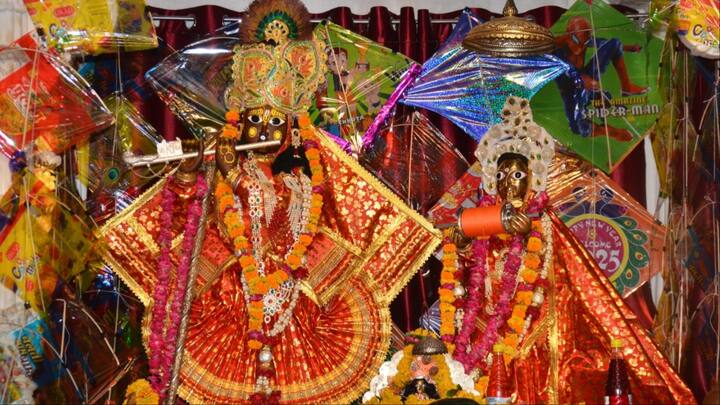 भरतपुर का बृजेंद्र बिहारी मंदिर भी अपने आप में खास है. क्योंकि आपने अक्सर भगवान कृष्ण के साथ राधा जी की प्रतिमा को देखा होगा. लेकिन यहां भगवान श्रीकृष्ण के साथ रुकमणी और सत्यभामा की मूर्ति भी स्थापित है.