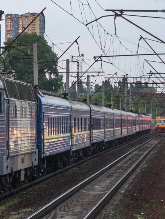 एक किमी ट्रेन चलने में कितने रुपये की बिजली खर्च होती है?