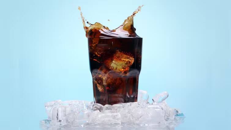 health tips harmful effects of cold drinks can increase heart problems read article in Gujarati Health Risk:  જો તમે ઠંડા પીણા પીતા હોવ તો સાવધાન થઈ જાઓ, આ આદત તમારા હૃદયને નુકસાન પહોંચાડી શકે છે. જાણો કેવી રીતે