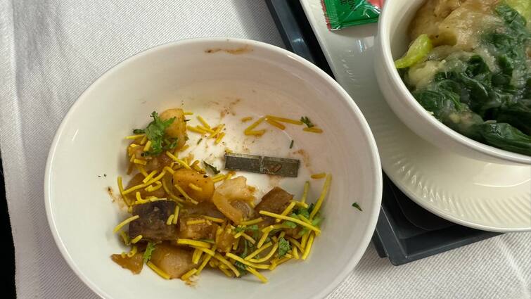 Air India passenger finds metal blade in meal passengers shock know full details Blade In Air India Food : அய்யய்யோ! ஏர் இந்தியா விமானத்தில் வழங்கிய உணவில் ப்ளேடு! சாப்பிட்ட பயணி பேரதிர்ச்சி!