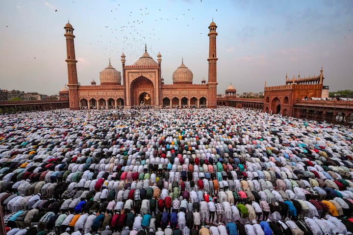 पुरानी दिल्ली स्थित जामा मस्जिद से ईद के नमाज की कई फोटोज सामने आई है. फोटो में देखा जा सकता है कि बड़ी संख्या में बकरा ईद के मौके पर लोग मस्जिद में नमाज पढ़ रहे हैं.
