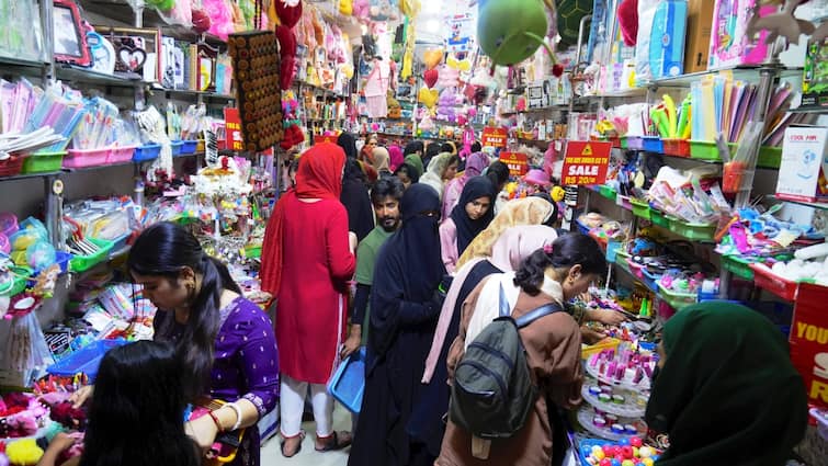 Gorakhpur Eid-ul-Azha celebrations today people made huge purchases ann Eid al-Adha 2024: ईद-उल-अजहा की धूम, रातभर रही बाजारों में रौनक, लोगों ने जमकर की खरीददारी