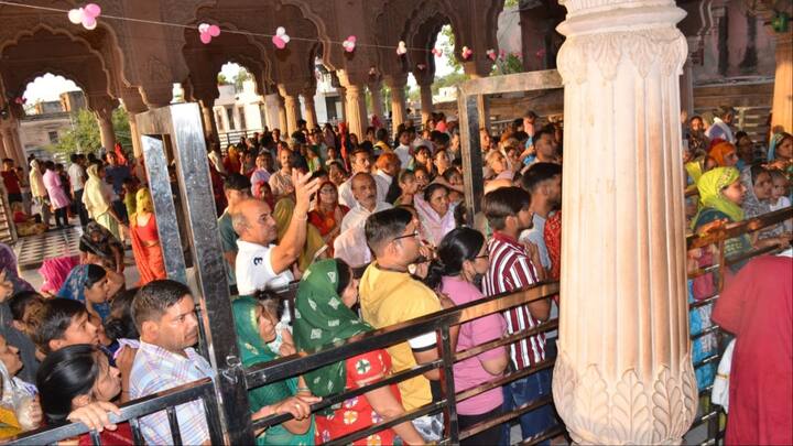 बांके बिहारी जी मंदिर के स्थापना को लेकर बताया जाता है कि नागा बाबा कल्याणगिरी चिन्तामणि यमुना नदी में स्नान कर रहे थे तो स्नान करते समय यह प्रतिमा उनकी गोदी में आ गई.