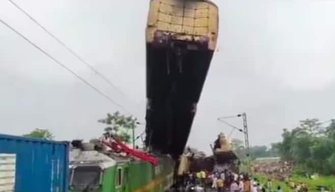 પશ્ચિમ બંગાળના મુખ્યપ્રધાન મમતા બેનર્જીએ કહ્યું છે કે ડૉક્ટરો અને ડિઝાસ્ટર રિસ્પોન્સ ટીમને ઘટનાસ્થળે મોકલવામાં આવી છે, તેમણે ટ્વિટ કર્યું,