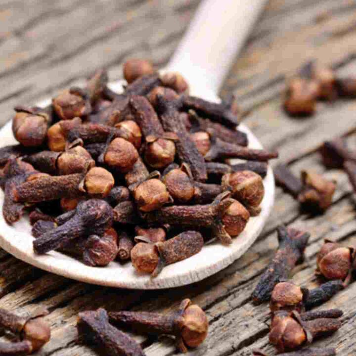 ਜ਼ਿਆਦਾਤਰ ਭਾਰਤੀਆਂ ਦੀ ਰਸੋਈ ਜਾਂ ਪੂਜਾ ਕਮਰੇ ਵਿੱਚ ਲੌਂਗ ਪਾਏ ਜਾਂਦੇ ਹਨ। ਲੌਂਗ ਵਿੱਚ ਮੌਜੂਦ ਗੁਣ ਤੁਹਾਨੂੰ ਦੰਦਾਂ ਦੇ ਦਰਦ ਤੋਂ ਵੀ ਰਾਹਤ ਦਿਵਾ ਸਕਦੇ ਹਨ। ਇਸ ਦੇ ਲਈ ਲੌਂਗ ਨੂੰ ਪੀਸ ਕੇ ਪਾਊਡਰ ਬਣਾ ਲਓ ਅਤੇ ਦੰਦਾਂ ਦੇ ਹੇਠਾਂ ਦਬਾਓ। ਜੇਕਰ ਘਰ 'ਚ ਲੌਂਗ ਦਾ ਤੇਲ ਹੈ ਤਾਂ ਉਸ 'ਚ ਰੂੰ ਨੂੰ ਡੁਬੋ ਕੇ ਪ੍ਰਭਾਵਿਤ ਥਾਂ 'ਤੇ ਲਗਾਓ।