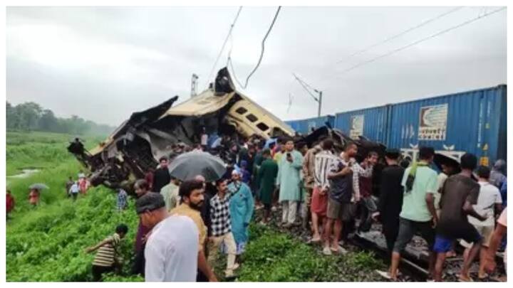 इस घटना को लेकर नॉर्थ फ्रंटियर रेलवे (NFR) के एक वरिष्ठ अधिकारी ने बताया कि कंचनजंगा एक्सप्रेस सोमवार सुबह न्यू जलपाईगुड़ी के पास एक मालगाड़ी से टकरा गई.