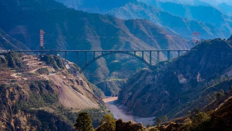 Jammu Kashmir Train ran on world highest Chenab rail bridge successful trial from Sangaldan to Reasi Chenab Rail Bridge: दुनिया के सबसे ऊंचे चिनाब रेल ब्रिज पर दौड़ी ट्रेन, संगलदान से रियासी तक हुआ सफल ट्रायल