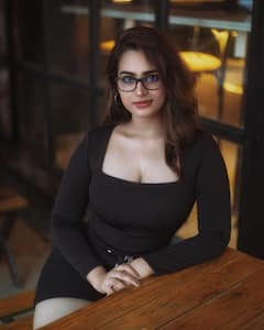 Ayesha Khan: కుర్రాళ్ల గుండె గుల్ల చేస్తున్న.. ఈ అయేషా ఖాన్ ఎవరు? ఈమె చేతి నిండా సినిమాలే!