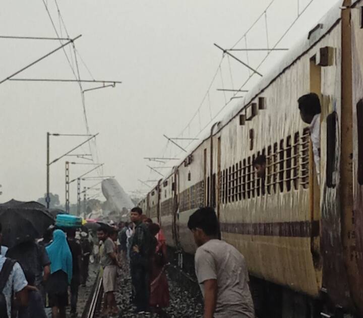 மேற்கு வங்க பயணிகள் விரைவு ரயில் மீது சரக்கு ரயில் மோதிய விபத்து இதுவரை 5 பேர் உயிரிழந்துள்ளனர்.