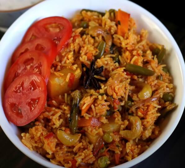 அரிசி மசாலாவுடன் சேர்ந்த பின் ஒரு டீஸ்பூன் நெய், ஒன்றரை கப் அளவு தண்ணீர் ஊற்றி மூடி வைத்து ஒரு விசில் வந்ததும் அடுப்பை அணைத்து விடவும். 15 நிமிடத்திற்கு பிறகு ஒரு பிளேட்டில் பரிமாறினால் சுவையான தக்காளி புலாவ் தயார்