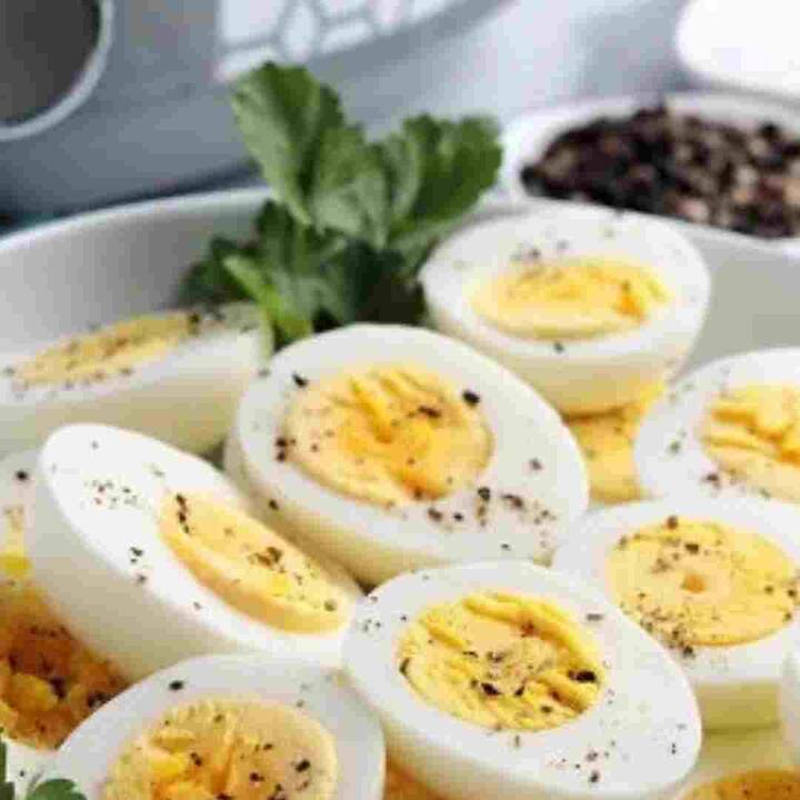 ਅੰਡੇ ਦਾ ਪੀਲਾ ਹਿੱਸਾ ਗਰਮ ਮੰਨਿਆ ਜਾਂਦਾ ਹੈ। ਇਸ ਤੋਂ ਇਲਾਵਾ ਇਸ 'ਚ ਚਰਬੀ ਦੀ ਮਾਤਰਾ ਵੀ ਜ਼ਿਆਦਾ ਪਾਈ ਜਾਂਦੀ ਹੈ। ਜੇਕਰ ਤੁਸੀਂ ਅੰਡੇ ਦੇ ਸ਼ੌਕੀਨ ਹੋ ਅਤੇ ਰੋਜ਼ਾਨਾ ਅੰਡੇ ਦਾ ਸੇਵਨ ਕਰਦੇ ਹੋ ਤਾਂ ਕੋਸ਼ਿਸ਼ ਕਰੋ ਕਿ ਇਸ ਦਾ ਪੀਲਾ ਹਿੱਸਾ ਨਾ ਖਾਓ, ਨਹੀਂ ਤਾਂ ਤੁਹਾਨੂੰ ਇਸ ਨੂੰ ਪਚਣ 'ਚ ਪਰੇਸ਼ਾਨੀ ਹੋ ਸਕਦੀ ਹੈ।