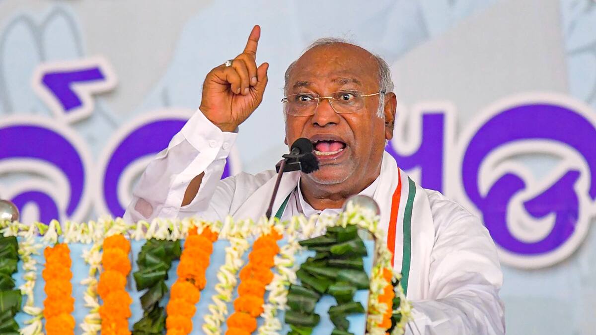 'सेल्फ प्रमोशन का प्लेटफॉर्म बन गया रेलवे', बंगाल ट्रेन हादसे पर खरगे ने केंद्र को घेरा