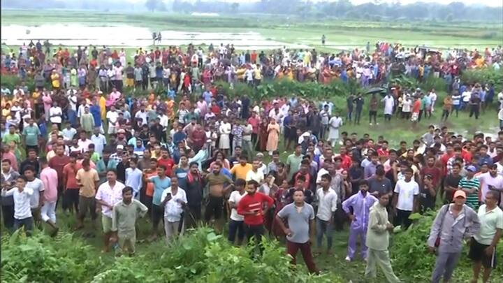 Scores of people gathered around the accident site. (Photo: ABP Ananda)
