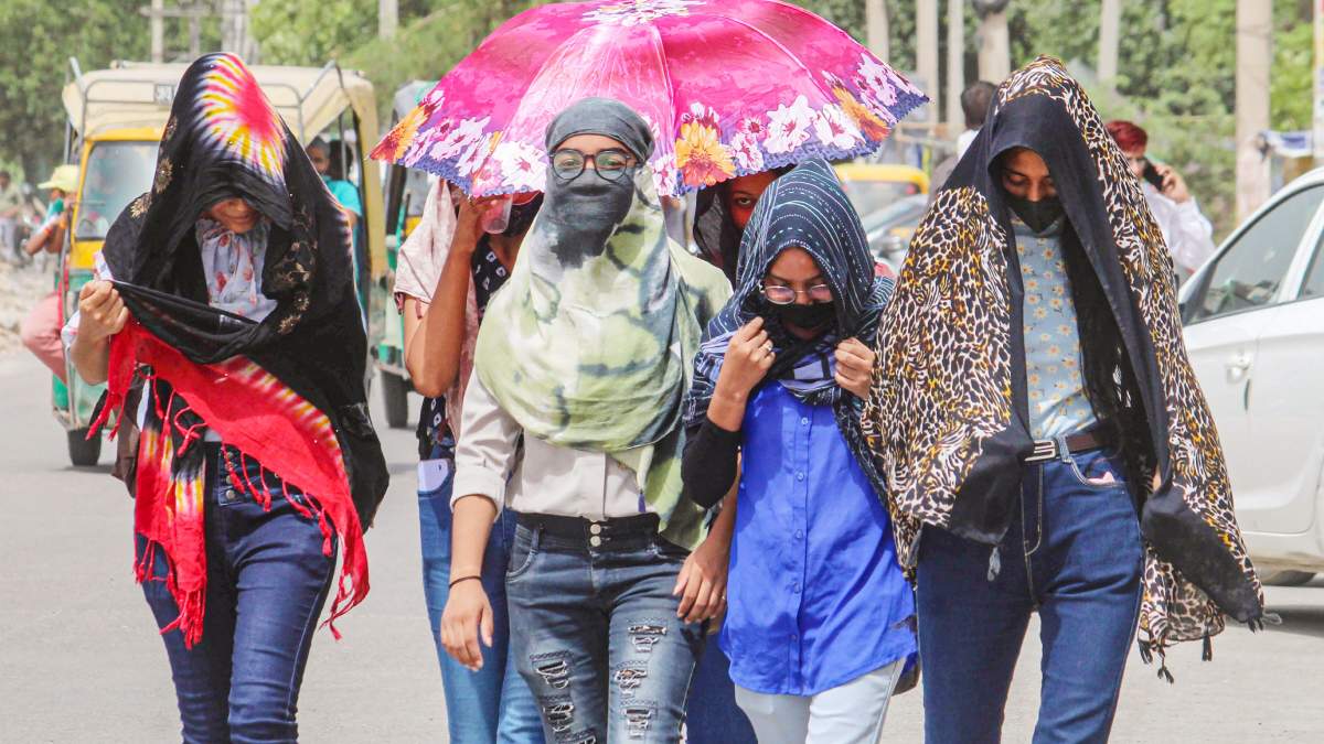 Delhi Weather: दिल्ली में अगले तीन दिन तक रात में भी नहीं सोने देगी गर्मी, जानें- कब होगी बारिश 