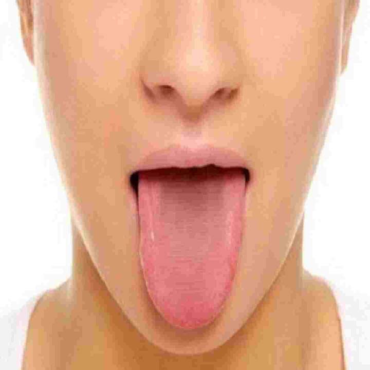 ਇਸ ਅਭਿਆਸ ਨੂੰ ਕਰਨ ਲਈ, ਸਭ ਤੋਂ ਪਹਿਲਾਂ ਇੱਕ ਸ਼ਾਂਤੀਪੂਰਨ ਜਗ੍ਹਾ ਦੀ ਚੋਣ ਕਰੋ। ਇਸ ਤੋਂ ਬਾਅਦ, ਇੱਥੇ ਬੈਠ ਕੇ, ਆਪਣੀ ਜੀਭ ਨੂੰ ਬਾਹਰ ਕੱਢੋ ਅਤੇ ਇਸਨੂੰ ਕਲਾਕਵਾਈਜ਼ ਅਤੇ ਐਂਟੀ-ਕਲੌਕਵਾਈਜ਼ ਦਿਸ਼ਾ ਵਿੱਚ 5-10 ਵਾਰ ਘੁਮਾਓ। ਜੀਭ ਦੀ ਕਸਰਤ ਕਰਨ ਨਾਲ ਤੁਸੀਂ ਨਾ ਸਿਰਫ ਡਬਲ ਚਿਨ ਦੀ ਸਮੱਸਿਆ ਤੋਂ ਛੁਟਕਾਰਾ ਪਾ ਸਕਦੇ ਹੋ ਬਲਕਿ ਜਬਾੜੇ ਦੀ ਲਾਈਨ ਨੂੰ ਵੀ ਆਕਾਰ ਦੇ ਸਕਦੇ ਹੋ।