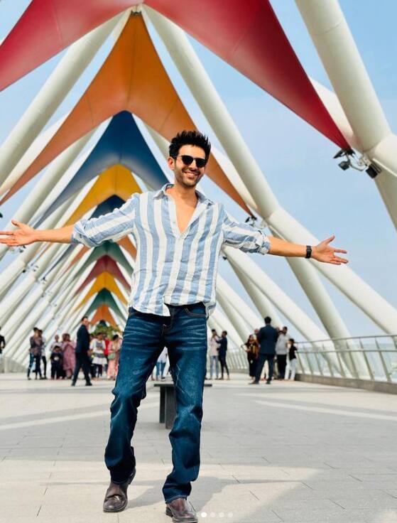 चंदू चैंपियन से खूब तारीफ बटोर रहे एक्टर कार्तिक आर्यन भी किराये के घर में रहते हैं. कार्तिक ने जनवरी 2023 में जुहू में शाहिद कपूर का 3,681 स्क्वायर फीट का सी फेसिंग अपार्टमेंट किराए पर लिया था.