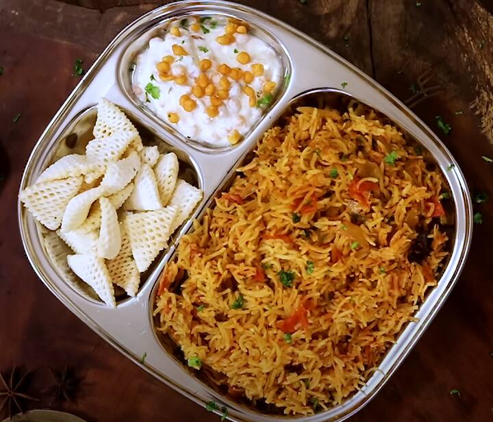 அடுத்தது குக்கரில் 2 டீஸ்பூன் நெய் சேர்த்து ஏலக்காய், பட்டை, கிராம்பு, ஜாதி பத்திரி, நட்சத்திர பூ, மற்றும் பிரியாணி இலையை வதக்கவும். அதன் பின் முந்திரி நறுக்கிய வெங்காயம் சேர்த்து பொன்னிறமாக வதக்கிக்கொள்ளவும்.