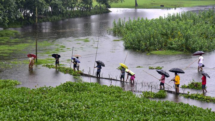 असम राज्य आपदा प्रबंधन प्राधिकरण (ASDMA) की बाढ़ रिपोर्ट के मुताबिक सिर्फ करीमगंज जिले में ही करीब 96,000 लोग बाढ़ से प्रभावित हुए हैं. इसके बाद नागांव में लगभग 5,000 लोग प्रभावित हुए हैं और धेमाजी में 3,600 से अधिक लोग बाढ़ के पानी में फंसे हुए हैं.