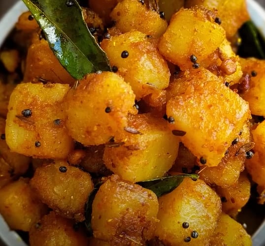 அடுப்பை குறைந்த தீயில் வைத்து 4 -5 நிமிடம் வரை மூடி வைக்கவும். கடைசியாக நறுக்கிய கொத்தமல்லி இலைகளை சேர்த்து இறக்கினால் காரசமான உருளைக்கிழங்கு பொரியல் தயார்.