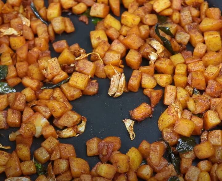 அடுத்தது கொத்தமல்லி , காய்ந்த மிளகாய், மஞ்சள் தூள் மற்றும் உப்பு, சிறிதளவு தண்ணீர் சேர்த்து பேஸ்டாக அரைத்து எடுத்துக்கொள்ளவும்.