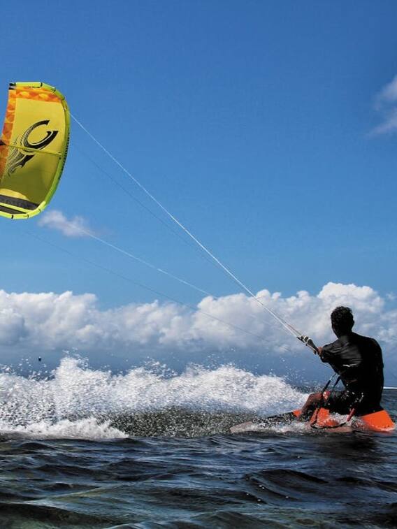 क्या होती है काइट सर्फिंग, कहां कर सकते हैं?