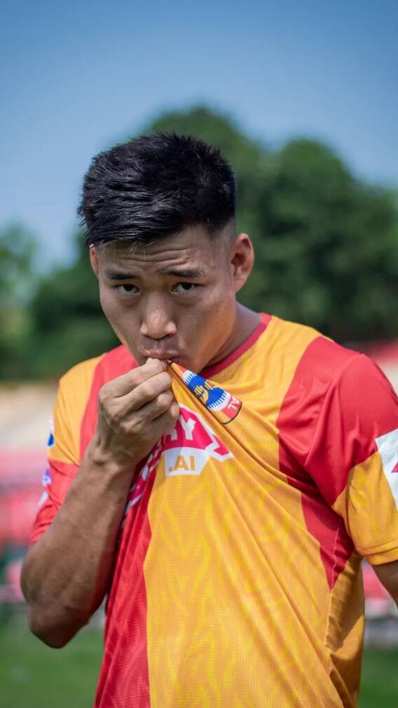 ব্যাজে চুমু, পায়ে ফুটবল নিয়ে কারসাজি, ইস্টবেঙ্গলের ঘরে এল নতুন স্ট্রাইকার