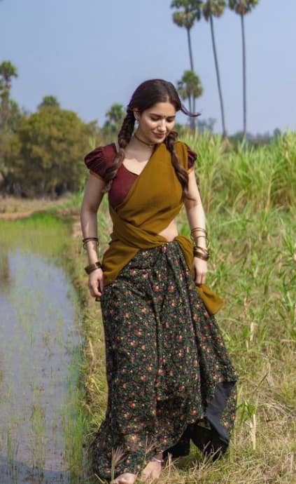 હૉટ હસીના રૂહાની શર્માનું ખેતરમાં દેસી લૂકમાં શાનદાર ફોટોશૂટ