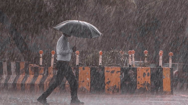 After Himachal Pradesh Uttarakhand sudden rain in Delhi Uttar Pradesh weather changed relief from heat monsoon updates Weather Update: हिमाचल, उत्तराखंड के बाद अचानक दिल्ली में बदला मौसम, बारिश ने तपिश से दिलाई राहत, लेकिन...