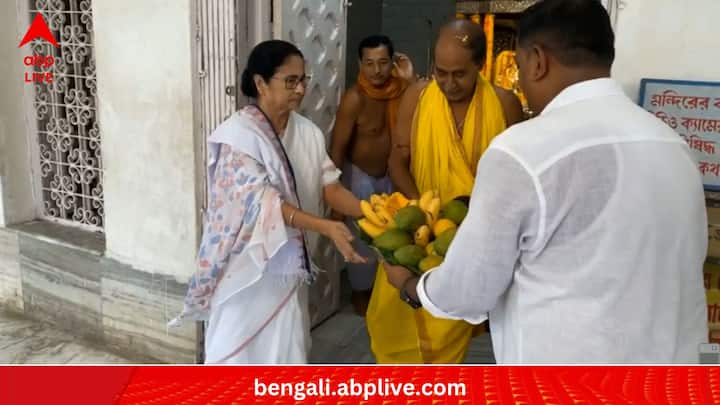 এবার উত্তরবঙ্গের যে একমাত্র লোকসভা আসনে তৃণমূল জয়ী হয়েছে, তার নাম কোচবিহার। সেখানেই, মদনমোহন মন্দিরে আজ পুজো দিতে দেখা গেল মুখ্যমন্ত্রী মমতা বন্দ্যোপাধ্যায়কে।