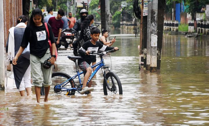 इसके अलावा, अरब सागर और बंगाल की खाड़ी से आने वाला मॉनसून कमजोर पड़ने के कारण गुजरात में मॉनसून के आगमन में देरी हुई है। मध्य प्रदेश में 15 जून तक भी मानसून नहीं पहुंचा, जहां वह आमतौर पर इसी तारीख को पहुंचता है. अब मॉनसून के आने में और देरी होने की संभावना है, जिससे गर्मी का प्रकोप और बढ़ सकता है.