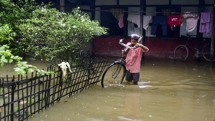 Assam Flood: असम में भारी बारिश के चलते ब्रह्मपुत्र नदी उफान पर है. राज्य  के कई जिलों में बाढ़ की स्थिति को देखते हुए सरकार ने 11 राहत शिविर और वितरण केंद्र स्थापित किए हैं.