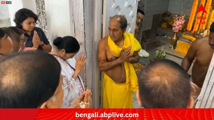 তার পর সড়কপথে কোচবিহার পৌঁছে যান মুখ্যমন্ত্রী। রাতে সার্কিট হাউসে থাকেন। আজ দুপুর পৌনে বারোটা নাগাদ পৌঁছে যান মদনমোহন মন্দিরে। সেখানে বেশ কিছুক্ষণ পুজো চলে।