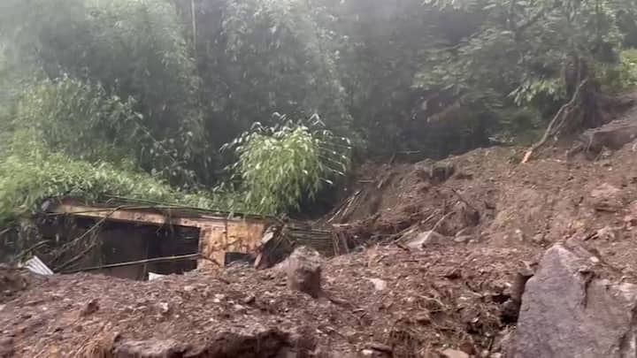 উত্তর সিকিমের লাচুংয়ে এখনও আটকে প্রায় ১২০০ পর্যটক। এদের মধ্যে প্রায় ১৫ জন বিদেশি পর্যটক রয়েছেন। আবহাওয়ার উন্নতি না হওয়ায় হেলিকপ্টারে করে তাঁদের উদ্ধার করা সম্ভব হয়নি।